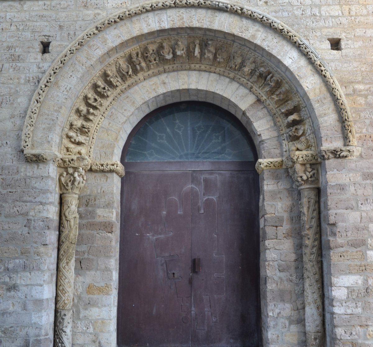cylromanica's tweet photo. En la portada de la Iglesia de Santiago, en Carrión de los Condes #Palencia, se representaron distintos oficios y otras figuras, algunas de difícil interpretación. Concretamente en las dovelas de su arquivolta.
¿Me acompañáis a conocerlas de más cerca? ⤵️⤵️ https://t.co/5PJt3jlvfp