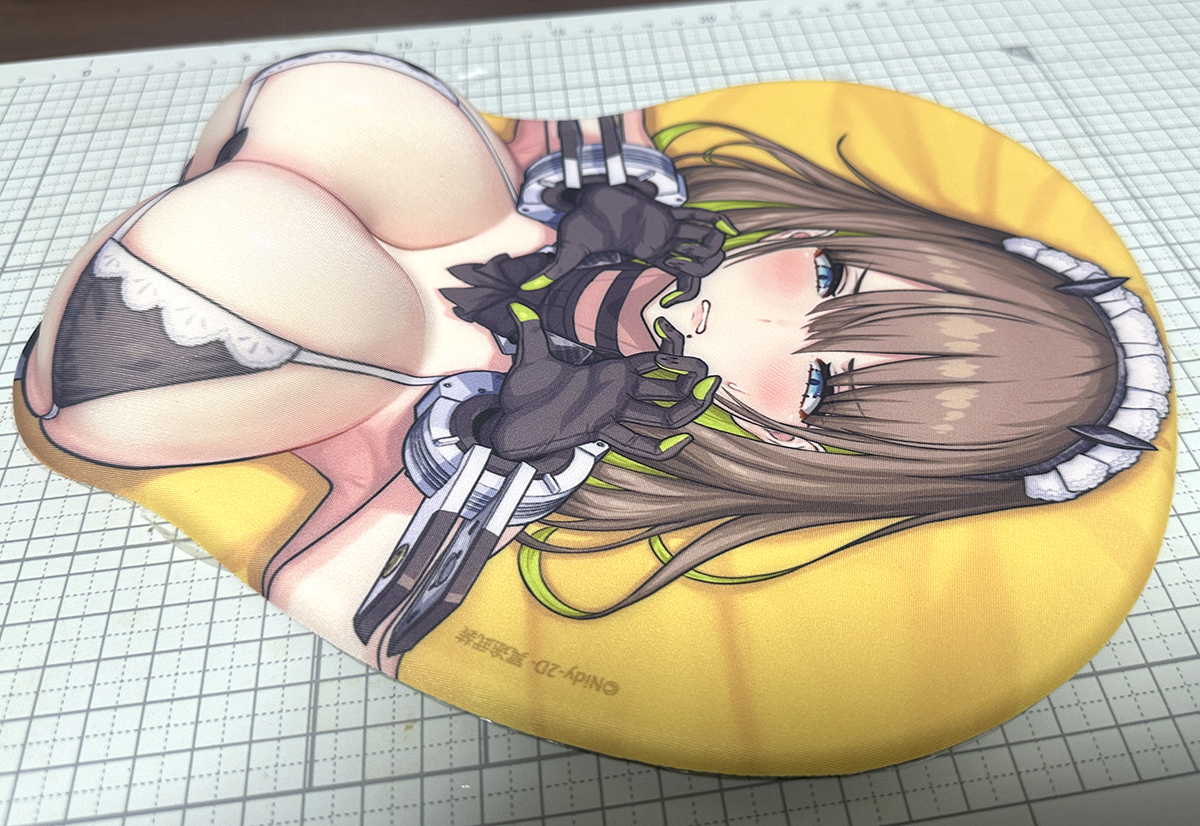 こちら今日からはじまった冥途武装くじS賞の立体マウスパッドの実物です。大きさ比較にコトブキヤハンドさんカモン。マウスパッドのふくらみとイラストの起伏が一致するようにかなり調整してもらいました！