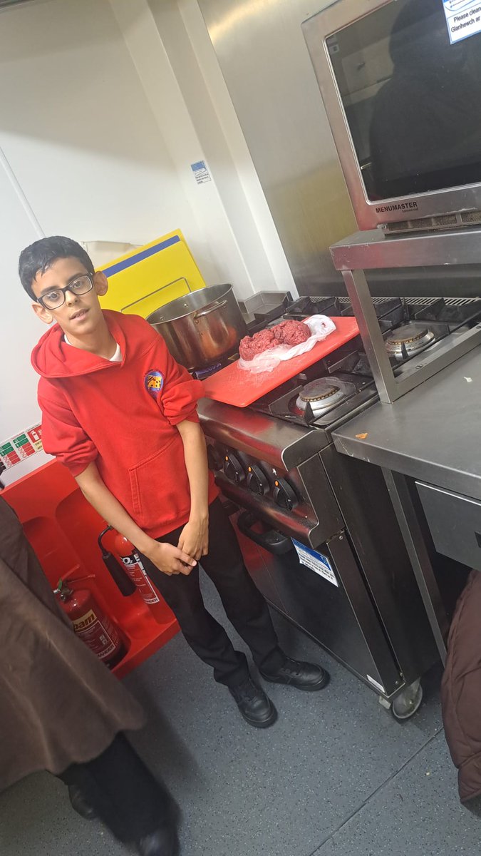 steps4change's tweet photo. Little hands, big smiles! 😄 The kids cooked, laughed, and learned and the food was absolutely delicious! 🍽️💚 #Steps4Change #CookingDay #FunMoments https://t.co/Z66LhXHZ5N