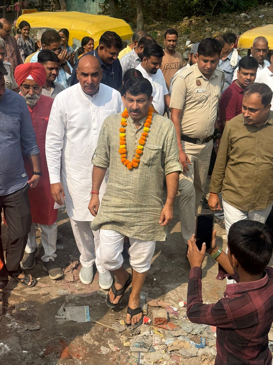 DeepakKr_IND's tweet image. तिमारपुर के वज़ीराबाद में राम घाट पर सांसद श्री @ManojTiwariMP  जी व विधायक श्री @SPrakashBjpDel जी एवं  दिल्ली के मेयर श्री @RajaiqbalSingh3 जी ने निरीक्षण कर श्रमदान किया।
स्वच्छता, सुरक्षा और सुविधा के लिए हम संकल्पित हैं। 
#छठपूजा #स्वच्छघाट  #मनोजतिवारी #सूर्यप्रकाशखत्री