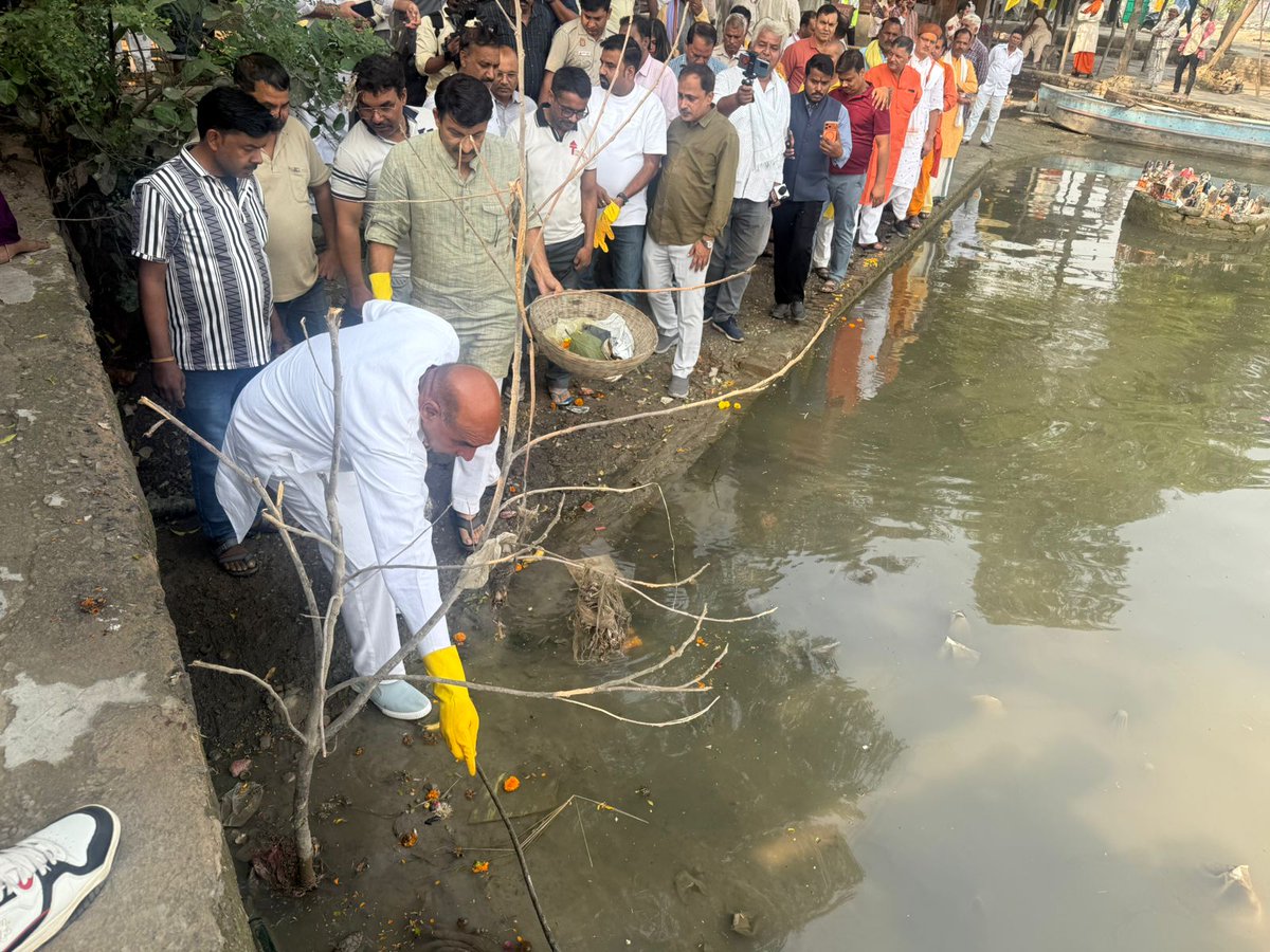 DeepakKr_IND's tweet image. तिमारपुर के वज़ीराबाद में राम घाट पर सांसद श्री @ManojTiwariMP  जी व विधायक श्री @SPrakashBjpDel जी एवं  दिल्ली के मेयर श्री @RajaiqbalSingh3 जी ने निरीक्षण कर श्रमदान किया।
स्वच्छता, सुरक्षा और सुविधा के लिए हम संकल्पित हैं। 
#छठपूजा #स्वच्छघाट  #मनोजतिवारी #सूर्यप्रकाशखत्री