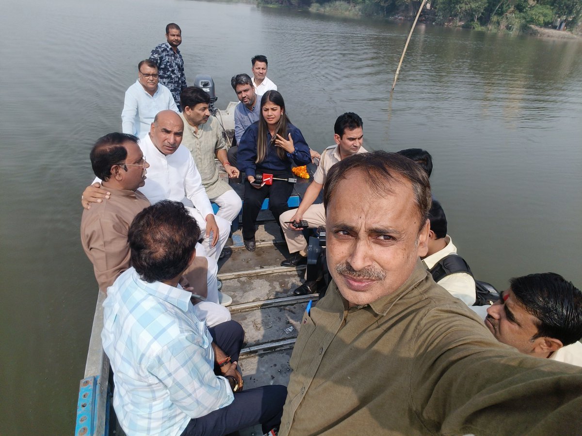 DeepakKr_IND's tweet image. तिमारपुर के वज़ीराबाद में राम घाट पर सांसद श्री @ManojTiwariMP  जी व विधायक श्री @SPrakashBjpDel जी एवं  दिल्ली के मेयर श्री @RajaiqbalSingh3 जी ने निरीक्षण कर श्रमदान किया।
स्वच्छता, सुरक्षा और सुविधा के लिए हम संकल्पित हैं। 
#छठपूजा #स्वच्छघाट  #मनोजतिवारी #सूर्यप्रकाशखत्री