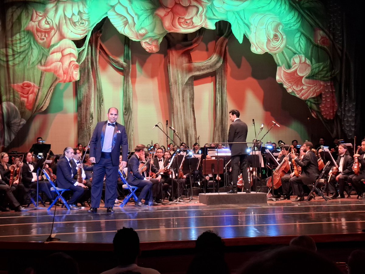 Con sala llena a tope, el público guayaquileño demostró su amor por la zarzuela. La <a href="/SinfonicaDeGye/">Orquesta Sinfónica de Guayaquil</a>, dirigida por <a href="/ipirfano/">Íñigo Pirfano</a>, ofreció una noche brillante junto a grandes solistas y el Coro Comunitario de la OSG.
#CulturaViva #Zarzuela #Guayaquil