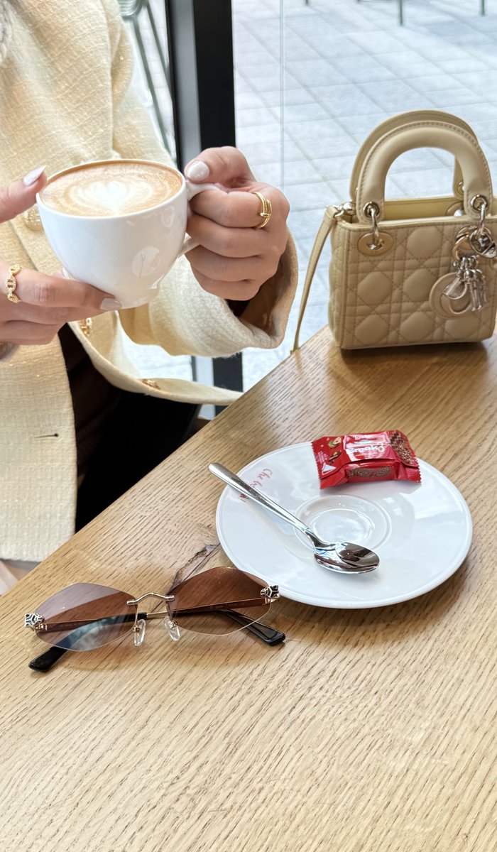 القهوة في كل مكان وبقعة من هذا العالم .. ولكن الشعور مختلف في كل بقعة .. ☕️💛🌟

وحدة من متعي الجميلة في السفر أشرب قهوتي وأتأمل المارّه من حولي .. هذا مبتسم وذلك عابس وهذا عجول وذاك على مهل .. وكأني أتجول داخل عقولهم .. وهذا يعطيني مساحة من التفكير بإختلاف البشر وتنوع فِكرهم 🇮🇹