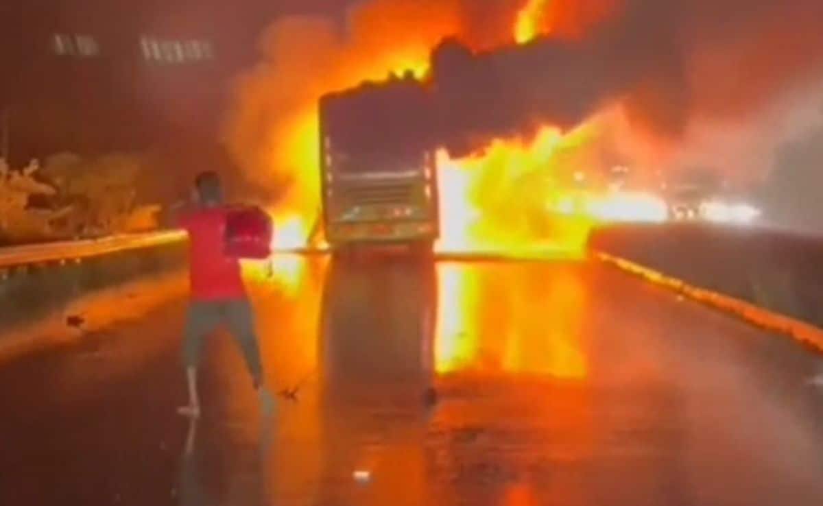 ssakshiagarwal's tweet image. 25 lives lost in seconds.
A Hyderabad–Bengaluru Kaveri Travels bus caught fire near #Kurnool after a collision.
We travel daily without realizing how fragile life can be🥺🥺
Rest in peace to the victims. 🕯️
#BusFire #AndhraPradesh
#kurnool