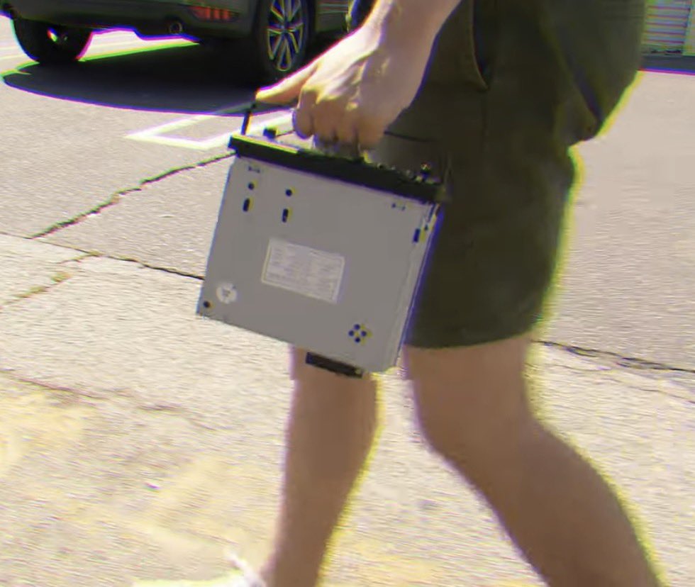 Cooleach's tweet image. Вспомнил о подзабытой реалии — съёмных автомагнитолах, которые нужно было доставать из машины, чтобы не своровали. У нас в ВАЗ-2105 была именно такая, не съёмная передняя панель, а полноценная металлическая коробка — парканулся где-то, вытаскиваешь за ручку и таскаешь с собой.