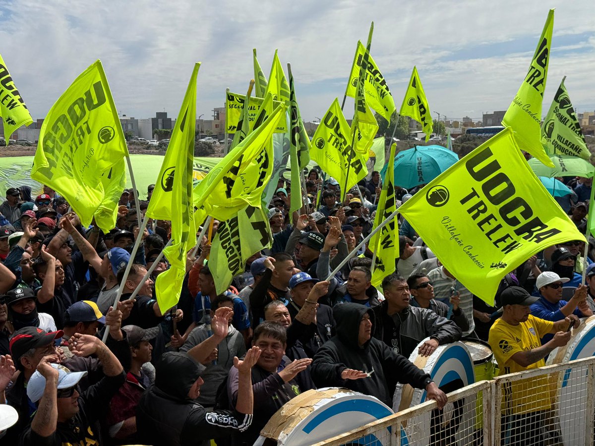 REACTIVACIÓN CON FONDOS PROVINCIALES DE LAS 204 VIVIENDAS DEL PROCREAR EN TRELEW

Con el gobernador <a href="/NachoTorresCH/">Nacho Torres</a>, el intendente <a href="/gerardomerinotw/">Gerardo Merino</a>, el secretario general de la UOCRA a nivel nacional, Gerardo Martínez, y trabajadores de la construcción compartimos el acto de