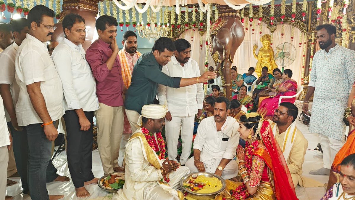 DNevuri's tweet photo. మల్కాపురం లోని K.R.C గార్డెన్స్ లో BRSV రాష్ట్ర ఉపాధ్యక్షుడు కడారి స్వామి యాదవ్ గారి సోదరుడు మల్లేష్ యాదవ్ గారి కుమార్తె రేణుక - శ్రీశైలం గార్ల వివాహ వేడుకకు మాజీ మంత్రి, ఎమ్మెల్యే @jagadishBRS గారితో కలసి హాజరై నూతన వధూవరులను ఆశీర్వదించడం జరిగింది. https://t.co/Ra4vKClRTE