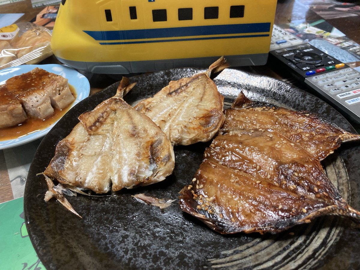 Sabaharu11's tweet photo. 福岡県から送ってもらったオススメのアジの干物らしいですけど美味すぎ😃 https://t.co/A9hRTxQjY1