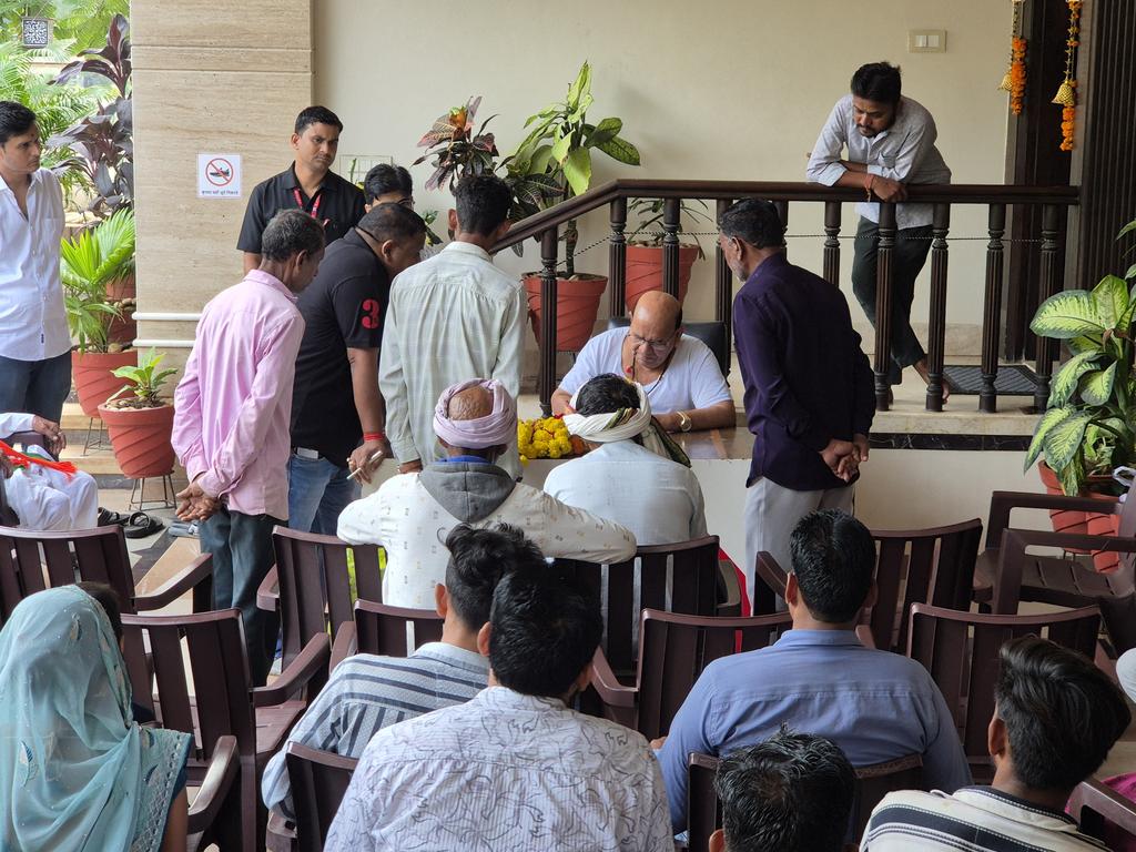 आज सेंधवा निवास पर विभिन्न प्रदेशों से पधारे हितग्राहियों ने अपनी समस्याओं को लेकर आयोग के माननीय अध्यक्ष श्री अंतर सिंह आर्य जी को ज्ञापन सौंपा। माननीय अध्यक्ष जी ने समस्याओं को गंभीरता से सुनते हुए उनके समाधान हेतु उचित कार्यवाही का आश्वासन दिया। <a href="/PMOIndia/">PMO India</a> <a href="/AntarsinghArya/">Antarsingh Arya</a>