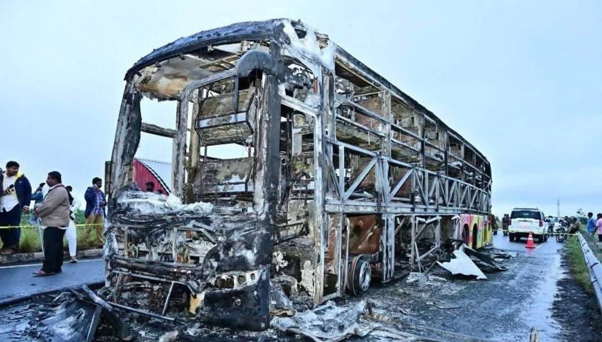 ಹೈದರಾಬಾದ್‌ನಿಂದ ಬೆಂಗಳೂರಿಗೆ ಪ್ರಯಾಣಿಸುತ್ತಿದ್ದ ಖಾಸಗಿ ಬಸ್ ಆಂಧ್ರಪ್ರದೇಶದ ಕರ್ನೂಲ್ ಜಿಲ್ಲೆಯ ಚಿನ್ನಟೆಕೂರು ಸಮೀಪದಲ್ಲಿ ಸಂಭವಿಸಿದ ಭೀಕರ ಅಗ್ನಿ ದುರಂತದಲ್ಲಿ ಹಲವಾರು ಜನರು ಪ್ರಾಣ ಕಳೆದುಕೊಂಡಿರುವ ಸುದ್ದಿ ತೀವ್ರ ದುಃಖಕರವಾಗಿದೆ.

ಈ ದುರ್ಘಟನೆಯಲ್ಲಿ ಮೃತಪಟ್ಟವರ ಆತ್ಮಕ್ಕೆ ಶಾಂತಿ ದೊರೆಯಲಿ ಮತ್ತು ಗಾಯಗೊಂಡವರು ಶೀಘ್ರವಾಗಿ