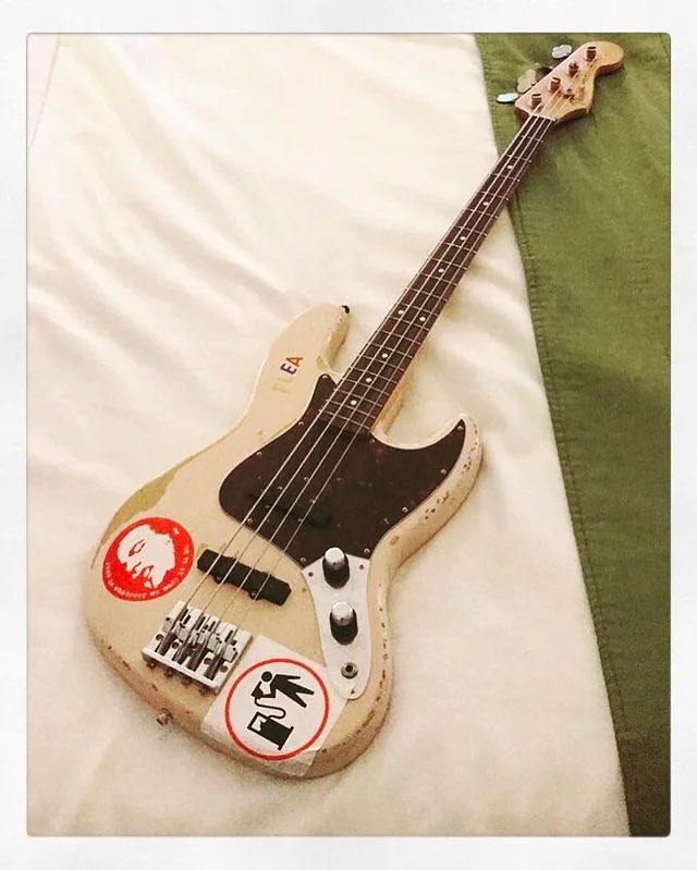 PikadelyTyu's tweet photo. @memo_bump いつも楽しく拝見しております！
どこかの記事で「最初はバチバチスラップして弾いてたりステッカー貼ろうとしていたけど貴重な楽器なのでやめた」みたいな内容があったと記憶しているのですが、当時同じ61年製ジャズベを弾いていたレッチリのフリーの影響だったのかなと勝手に妄想しております。 https://t.co/zYu935dorS