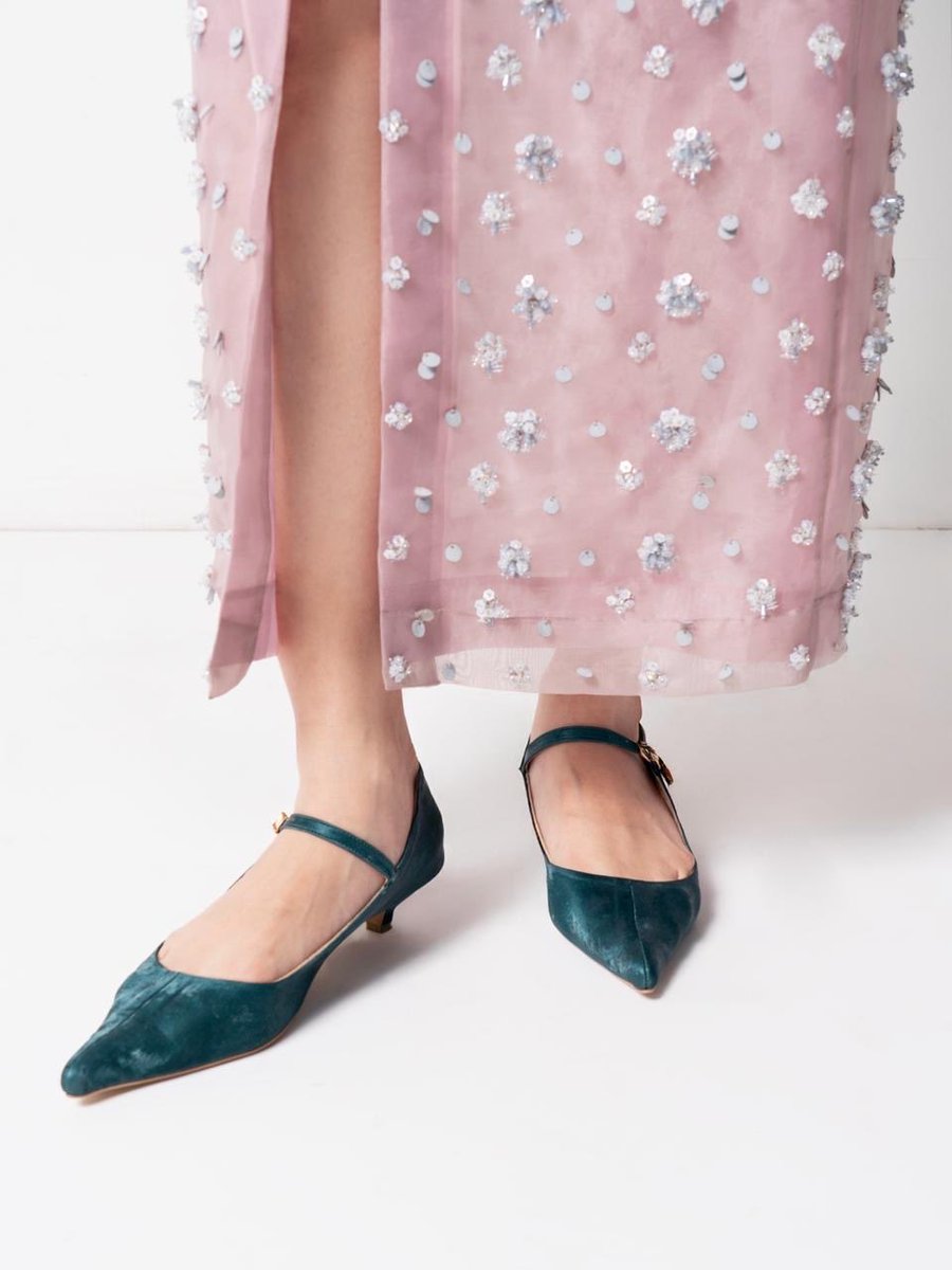 s_djojokartiko's tweet photo. SAPTO DJOJOKARTIKO Spring/Summer 2026.
Soft structure, delicate sheerness, understated radiance refinement.
#SAPTOJOSS26 https://t.co/hyl1g7R5TQ