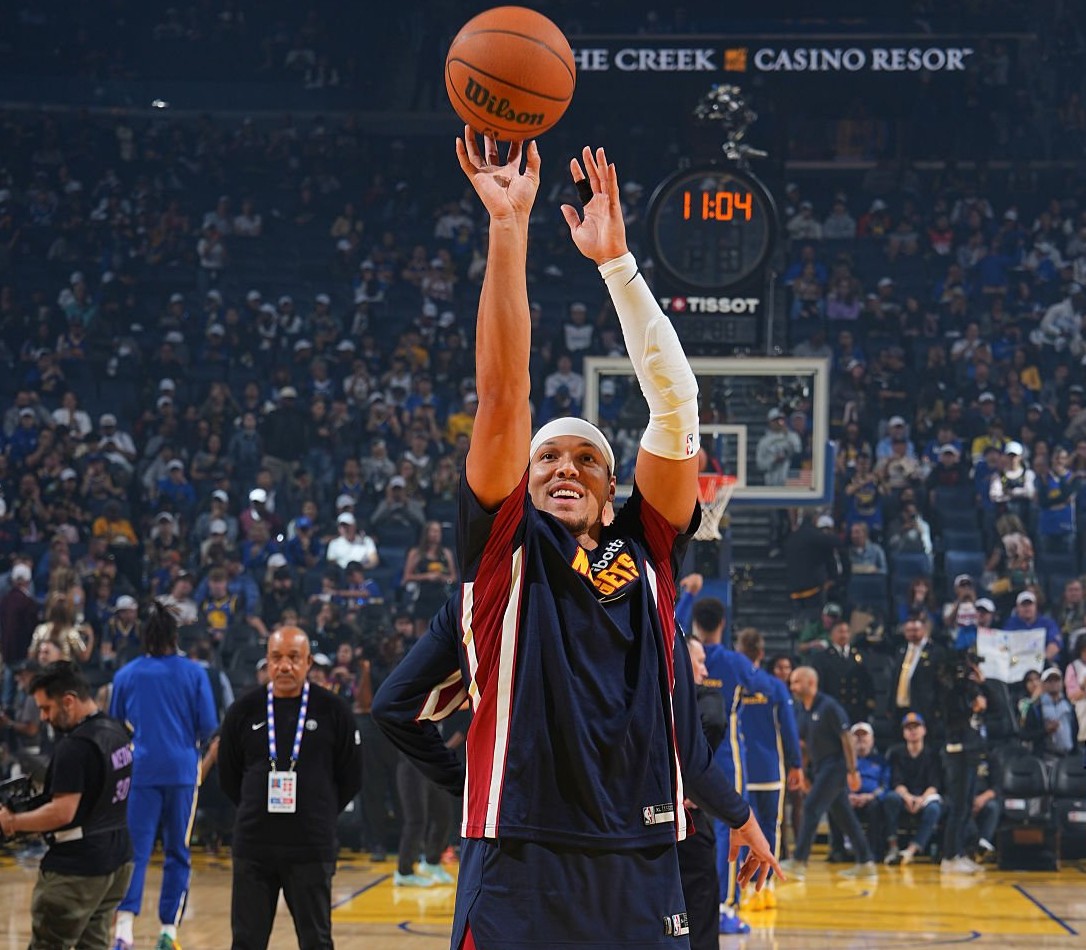 Basket_Infos's tweet photo. Aaron Gordon aidé par le DJ des Warriors 😅

« Le DJ jouait des bons sons, vous voyez ce que je veux dire ? Il passait la musique avec laquelle j’ai grandi, du hip-hop de la Baie, du hyphy. J'ai kiffé pendant tout le match. » Aaron Gordon

L’ailier a planté un 10/11 à 3-pts - en vain - à San Francisco hier.