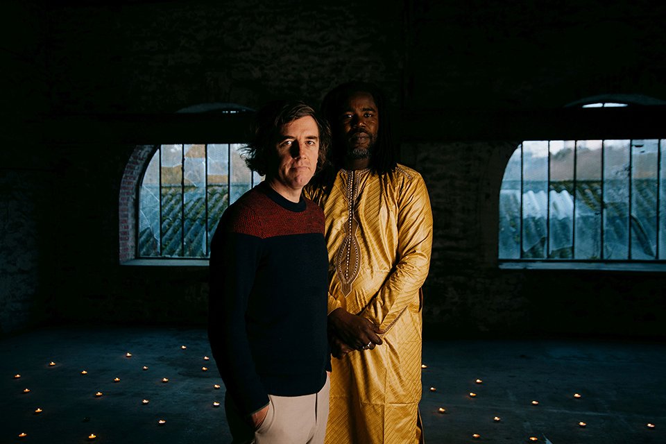 Continúa XLI Ciclo de Músicas Dispares Bombo y Platillo Otoño 2025, que el 30OCT trae a Stranded Horse &amp; Boubacar Cissokho. 
Ya en noviembre, la programación reunirá a SO (Amorante + Los Sara Fontan) el jueves 6, a Pauline en la Playa el jueves 13 y a la australiana Emily Barker