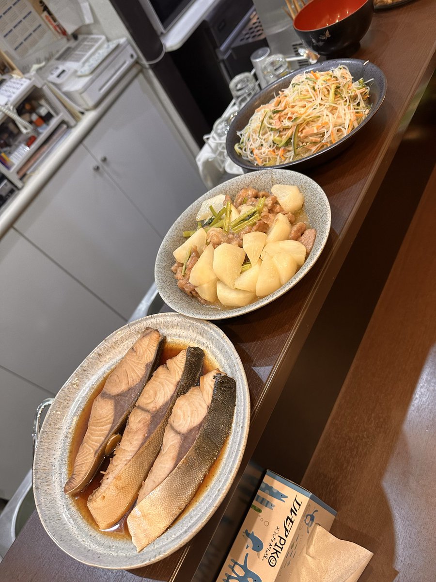 Rein_bou's tweet photo. こんばんはれいんぼうです🌈
あいにくの雨ですが本日も元気もりもり︎💪
営業してまーす！入口滑りやすいので気をつけてください！
ご来店お待ちしております！
今月31日はハロウィンイベントです🎃
ぜひ皆さんも仮装してご来店下さい！
楽しみましょう〜🥰
#中神 #居酒屋 #家庭料理 #れいんぼう https://t.co/GmmyYDRzez