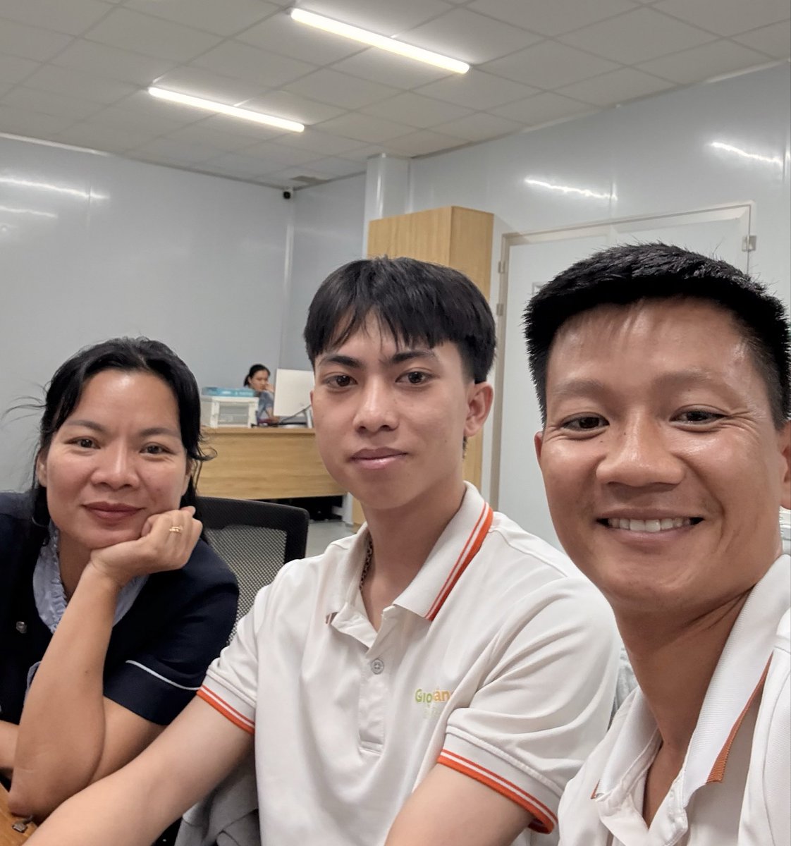 Ta nói "Tầm sư học đạo" không hề sai.
2 người gene Y, khởi nghiệp chục năm, nợ tính bằng tiền tỉ, đi khắp VN cuối cùng cũng tìm được cậu thanh niên genZ trong hình chỉ để được xách dép đi hạc.

Cái nào mình ko biết thì đi học, học từ những người làm