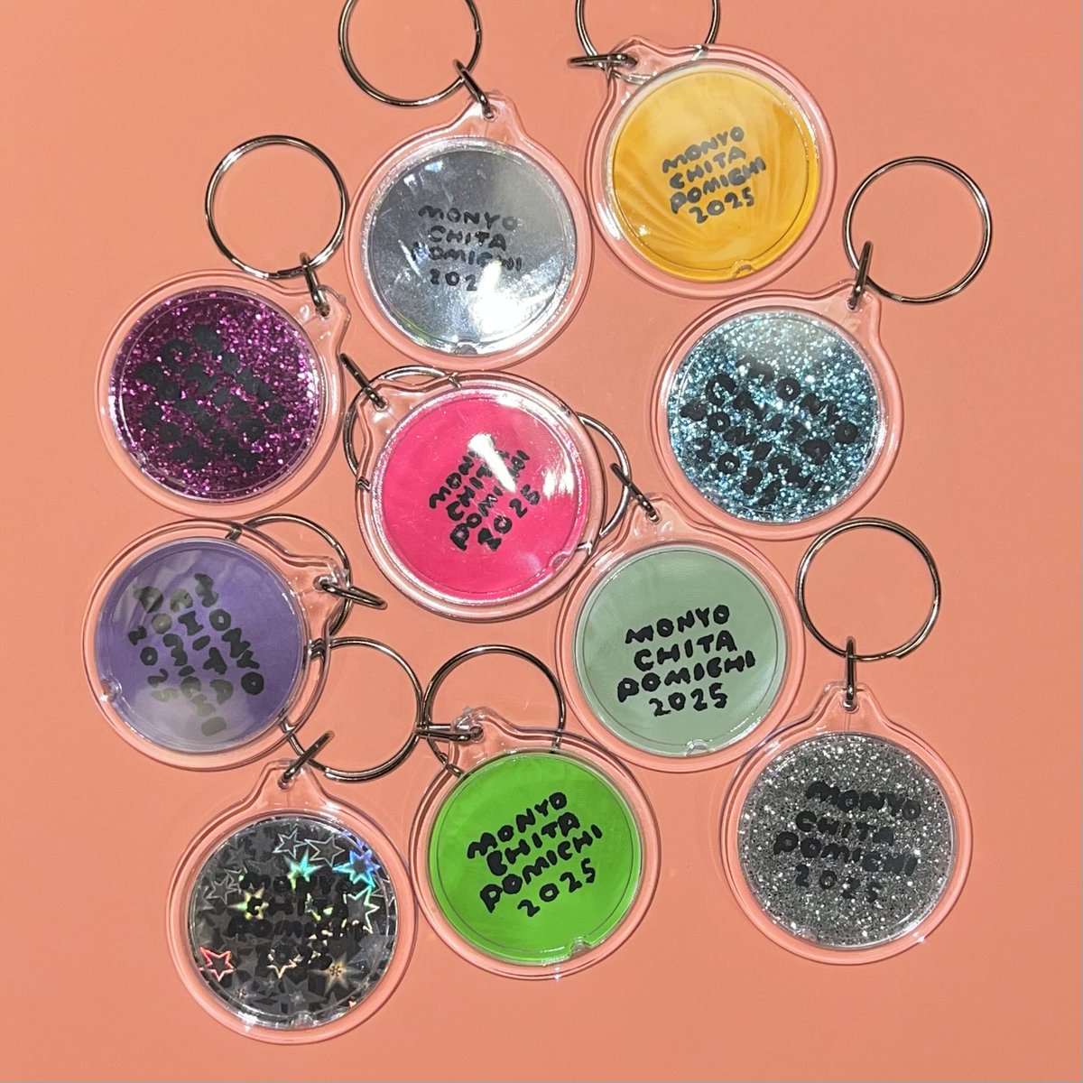 🟡あした10/25(土)🔵

渋谷で開催の音楽イベント｢伝説の途中｣にて販売する、おにゅー原画入りキーホルダーです🪩

チケットご購入はこちら▶︎ volvecreativeinc.zaiko.io/e/densetunochuu