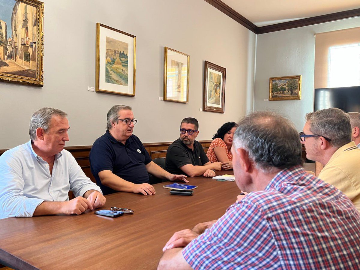 Ajuntament de Calonge i Sant Antoni (@ajuntcalonge) on Twitter photo 👮🏻Els regidors de Seguretat Ciutadana del Baix Empordà es reuneixen amb el president de l'Audiència Provincial i amb la fiscal en cap per parlar dels problemes que afecten la comarca.
➕Més informació i detalls a l'enllaç: tuit.cat/rHeqN 👮🏻Els regidors de Seguretat Ciutadana del Baix Empordà es reuneixen amb el president de l'Audiència Provincial i amb la fiscal en cap per parlar dels problemes que afecten la comarca.
➕Més informació i detalls a l'enllaç: tuit.cat/rHeqN