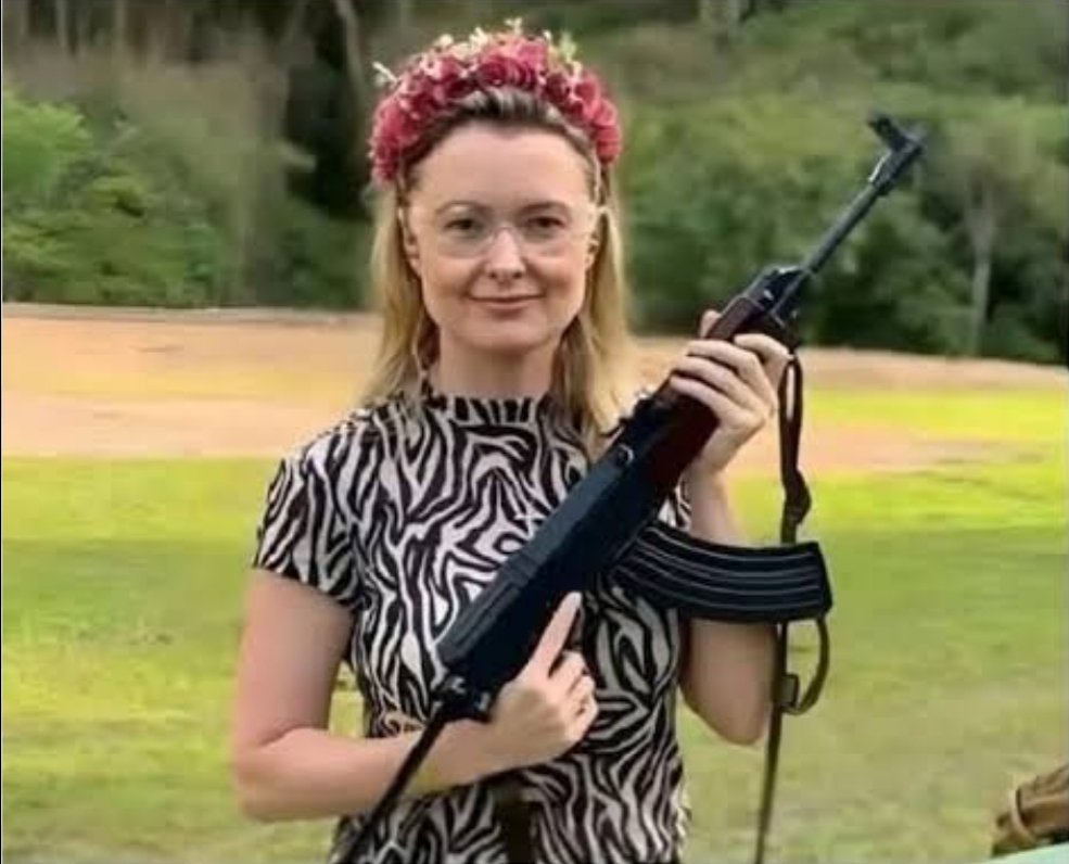 Tanta merda na cabeça de esterco que nascem flores podres