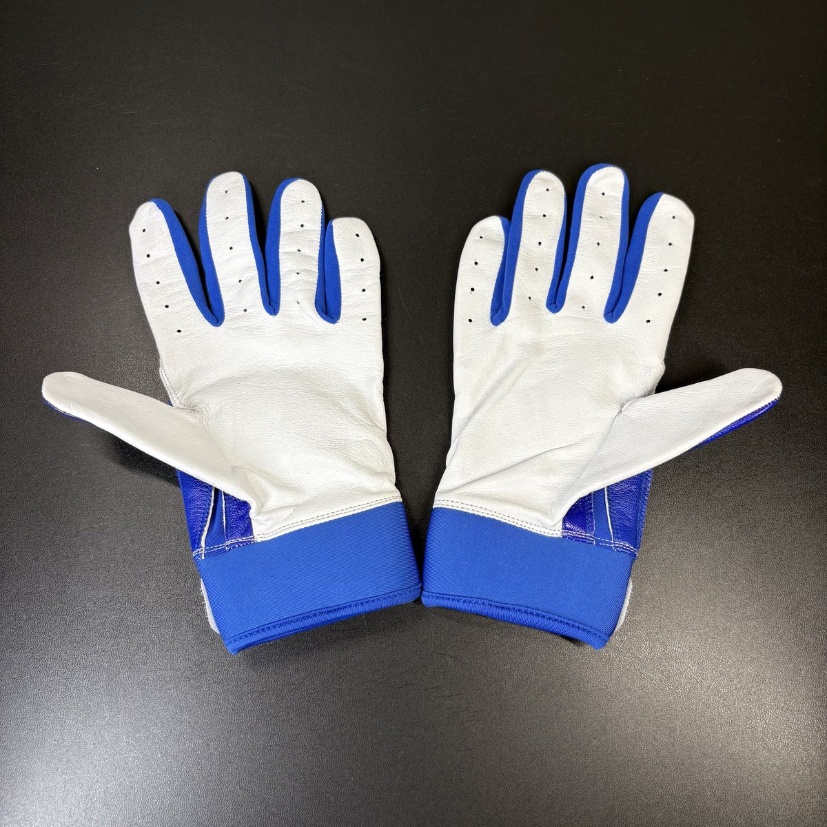 【プレゼント企画】
初期修正バッティンググローブを🎁

＜期間＞
2025年10月24日（金）〜10月31日（金）
当選発表:2025年11月3日（月）

＜対象内容＞
初期修正バッティンググローブ×１双
カラー：ブルー×ホワイト
サイズ：L
・革厚め
・当て革無し
・革質が正規品よりも劣ります