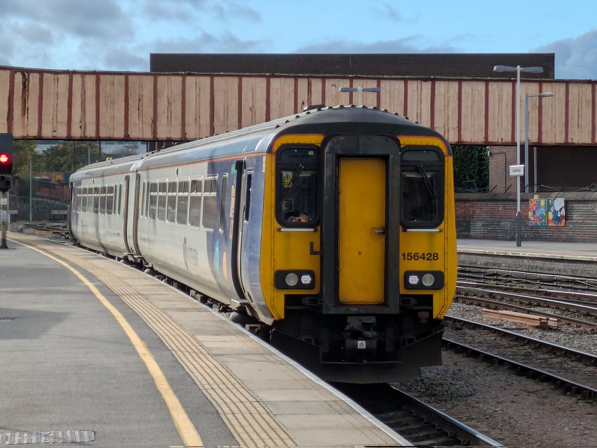 SteelCityDog_'s tweet image. Let&apos;s go round again!

Yet another #MetCamMarvel has dropped on the Hope Valley, so it&apos;d be daft not to have a go!

@northernassist #Class156 156428 makes my third 156 for the week on today&apos;s 1114 to Manchester Piccadilly. And this time we&apos;re going all the way!