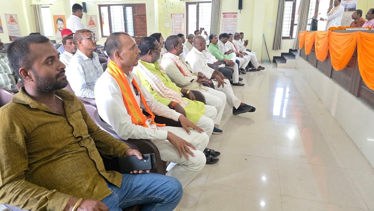 vindeshpandey_'s tweet photo. देवरिया कार्यालय पर श्रद्धेय लौह पुरुष सरदार बल्लभ भाई पटेल की 150 वीं जयंती पर आयोजित"जिला कार्यशाला"में प्रतिभा�� किया जिसमें मुख्य अतिथि के रूप में जिला प्रभारी श्री संतराज यादव जिलाध्यक्ष श्री भूपेंद्र सिंह जिला पदाधिकारी सहित सभी मण्डल अध्यक्ष मण्डल प्रभारी उपस्थित रहे। https://t.co/xzcv7g0oJU