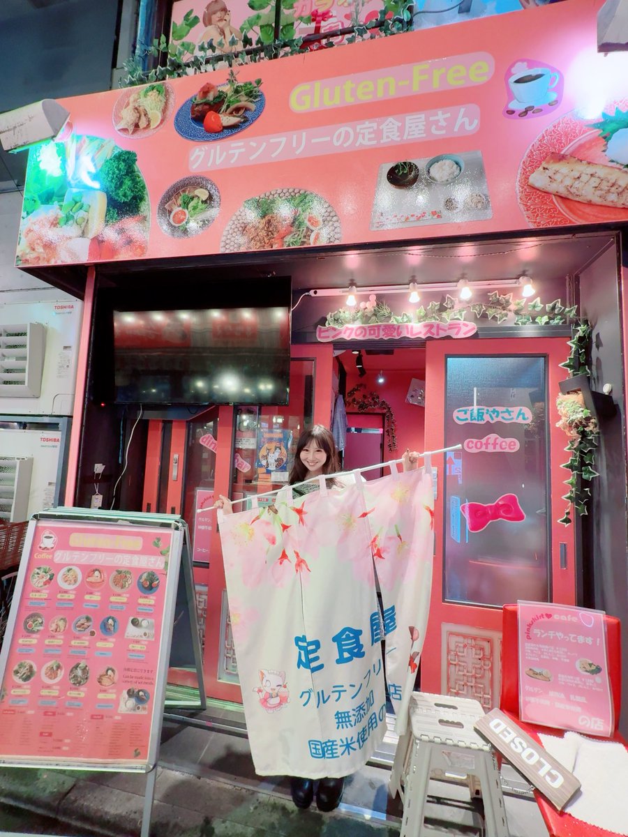 Suzucafeついてるよー！！☺️
お店がピンクでかわいい🩷
ラーメン豚山の右側ね！
あいなちゃんが迷子になったので
お店のお写真載せておく！！✨✨