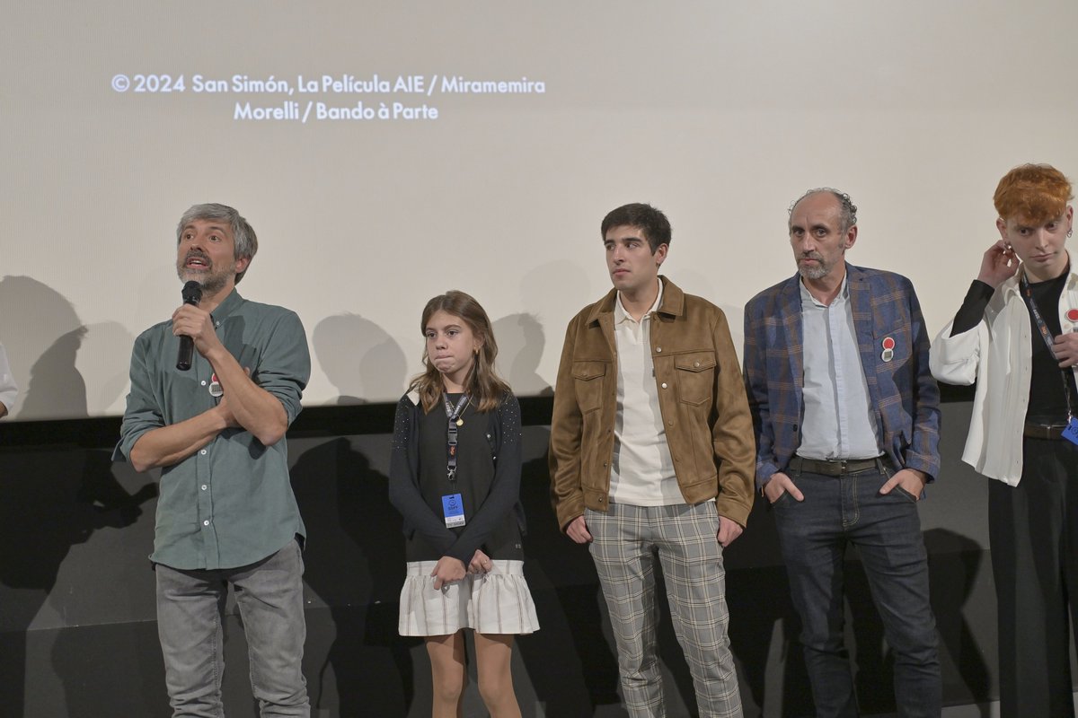 sansebastianfes's tweet photo. 🎟️ En cines - Zinemetan

🎞️ SAN SIMÓN

En su debut en la ficción, Miguel Ángel Delgado desempolva la memoria del campo de concentración que durante la dictadura franquista albergó la isla gallega de #SanSimón, cuyos prisioneros sufrieron la represión rodeados de una belleza abrumadora.

#MadeinSpain #73SSIFF

Diktadura frankistan Galiziako San Simón uhartean kokatutako kontzentrazio-esparruaren oroimena ahanzturatik ateratzen du lan honek, presoek edertasun liluragarriz inguratuta errepresio latza jasan zutela erakutsiz.