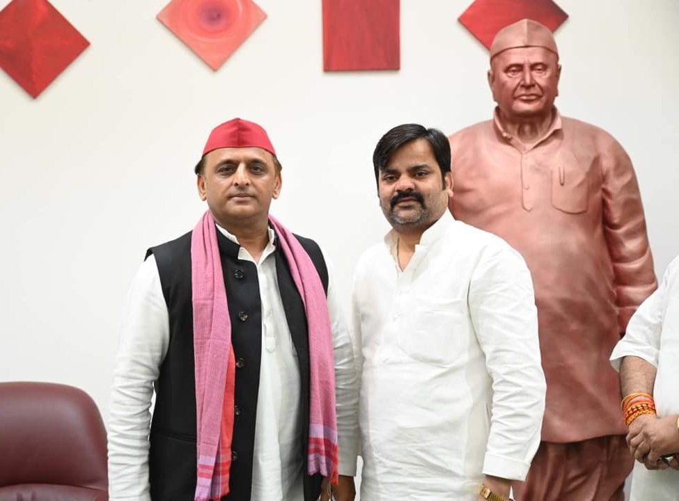 nizamuddinco's tweet photo. आज लखनऊ में समाजवादी विचारधारा के ध्वजवाहक,हमारे प्रेरणास्रोत और लीडर आदरणीय श्री अखिलेश यादव जी से मुलाक़ात कर जन्मदिन की हार्दिक शुभकामनाएँ दीं। @yadavakhilesh
@dimpleyadav @samajwadiparty https://t.co/qF5cDRS8Fo