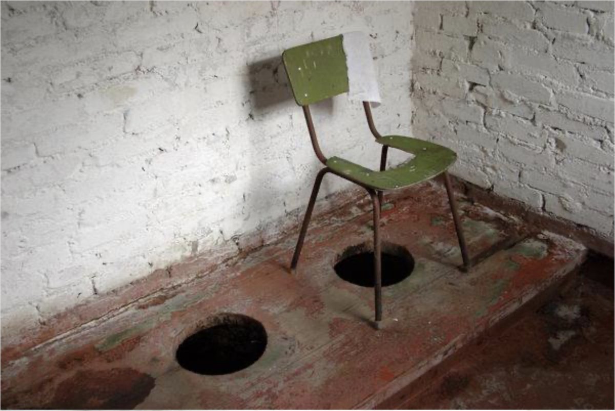 В.Путин: То, что отменили приобретение наших унитазов, – это им дорого обойдётся, они им, в общем-то, мне кажется, были бы нужны в сегодняшней ситуации, если они дальше будут продолжать такую же политику в отношении Российской Федерации.
(с сайта кремлин.ру)
Российские унитазы?