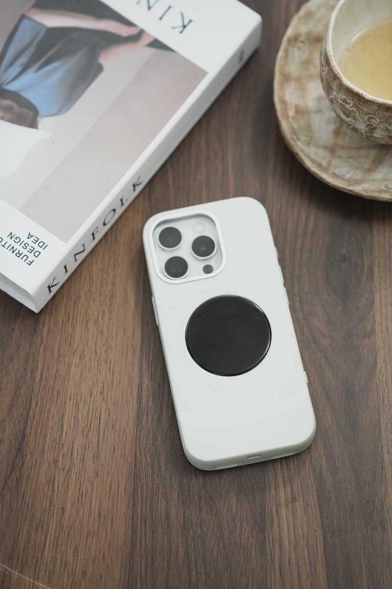 SelfixOfficial's tweet image. This iPhone Case Has a Screen?! 👀

This phone case actually has a built-in screen! 😳
What do you think it’s for — notifications? art display? or maybe… selfies with the rear camera? 📸
Drop your guesses below 👇

#iPhoneCase #SmartCase #iPhone17pro #BackScreen #SelfieCase