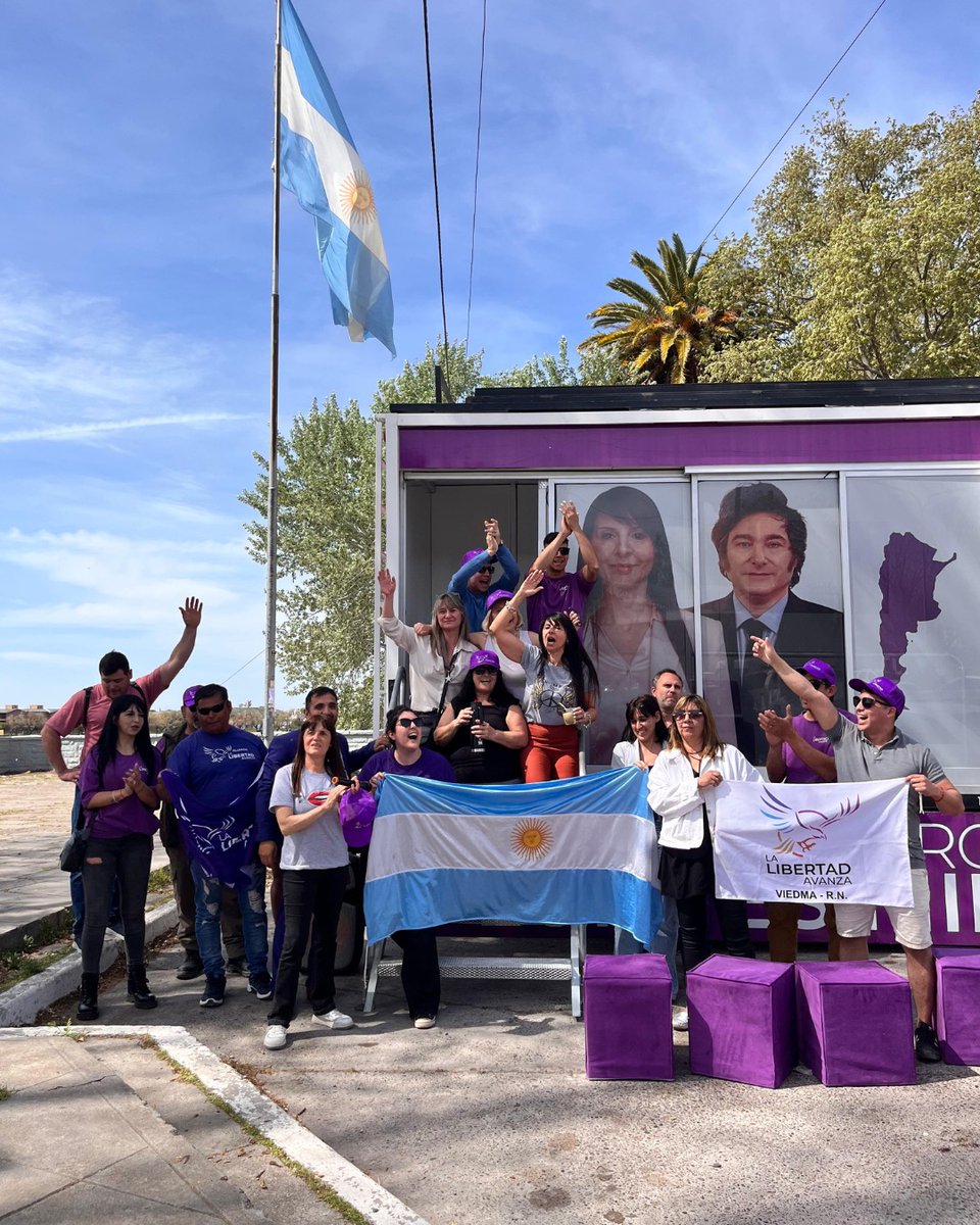 LoreVillaverde1's tweet photo. Somos la militancia que se plantó contra el sistema.
La que va contra el status quo.
La que incomoda al partido del Estado.

La que gobierna para la gente.
La que bajó la inflación.
La que desreguló y bajó impuestos.

Este domingo, vayamos por más.
Consolidemos las ideas del presidente Javier Milei,
porque no se pueden esperar resultados distintos con las mismas recetas de siempre.

LA LIBERTAD AVANZA O ARGENTINA RETROCEDE. 🇦🇷

@JMilei @LLibertadAvanRN 

#LaLibertadAvanza #rionegro