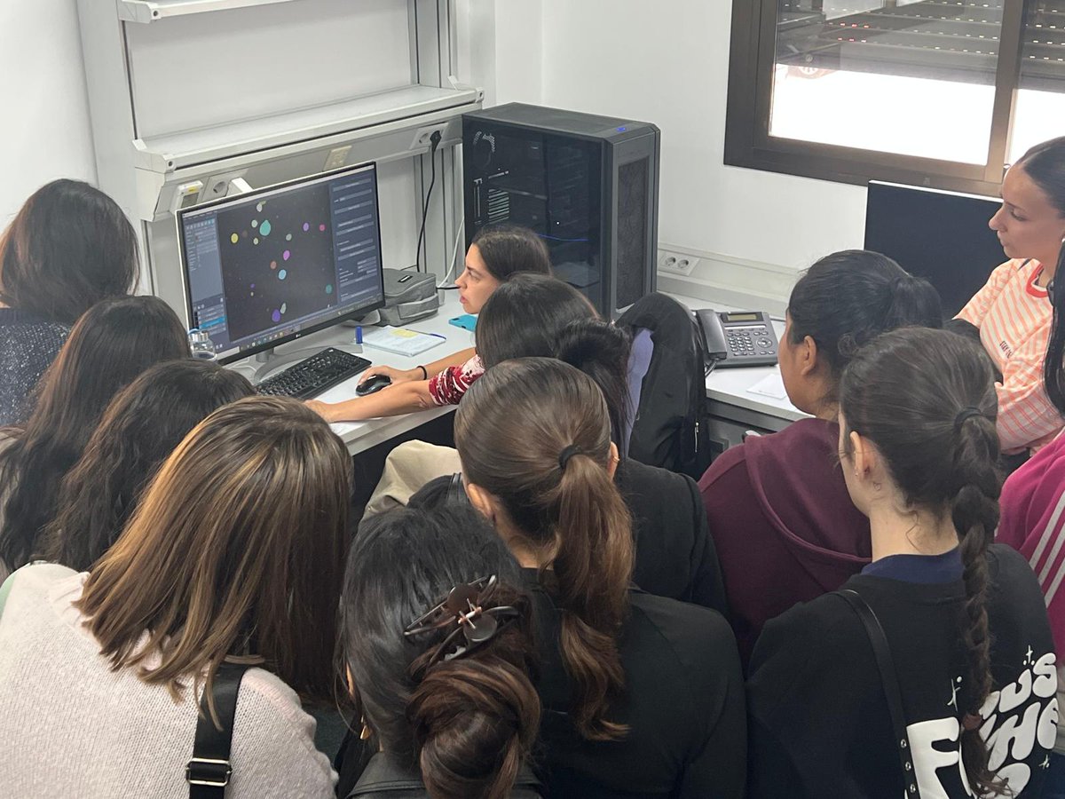 SEMOC_IIBM's tweet image. 📚Hoy los alumnos de FP de Anatomía Patologíca, IES Rosa Chacel han aprendido mucho con Bárbara @SEMOC_IIBM y María Alieva @imaigenelab acerca de #imageprocessing Y también han conocido gracias a Sonia Gómez el servicio de #histologia del @IIBmCSICUAM
Gracias chic@s por venir!👏🏻