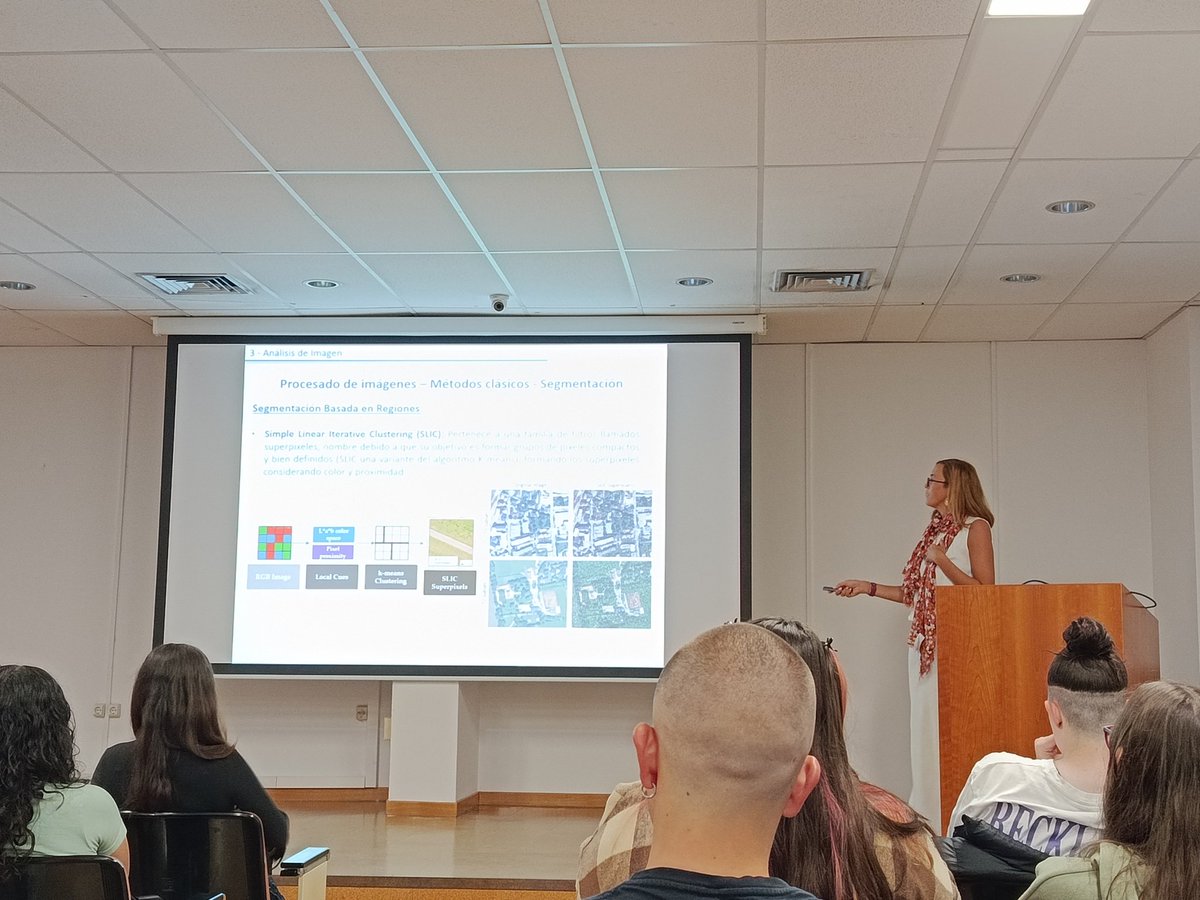SEMOC_IIBM's tweet image. 📚Hoy los alumnos de FP de Anatomía Patologíca, IES Rosa Chacel han aprendido mucho con Bárbara @SEMOC_IIBM y María Alieva @imaigenelab acerca de #imageprocessing Y también han conocido gracias a Sonia Gómez el servicio de #histologia del @IIBmCSICUAM
Gracias chic@s por venir!👏🏻