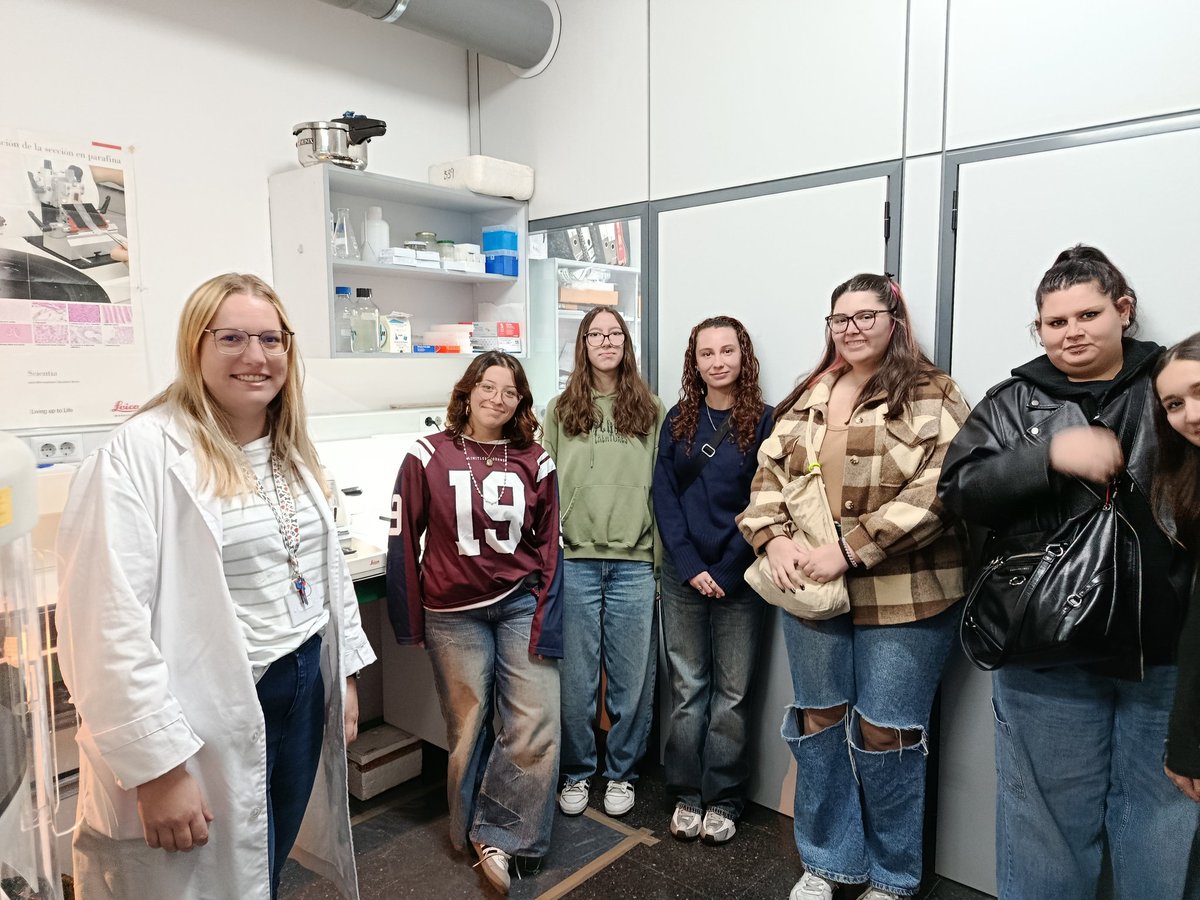 SEMOC_IIBM's tweet image. 📚Hoy los alumnos de FP de Anatomía Patologíca, IES Rosa Chacel han aprendido mucho con Bárbara @SEMOC_IIBM y María Alieva @imaigenelab acerca de #imageprocessing Y también han conocido gracias a Sonia Gómez el servicio de #histologia del @IIBmCSICUAM
Gracias chic@s por venir!👏🏻