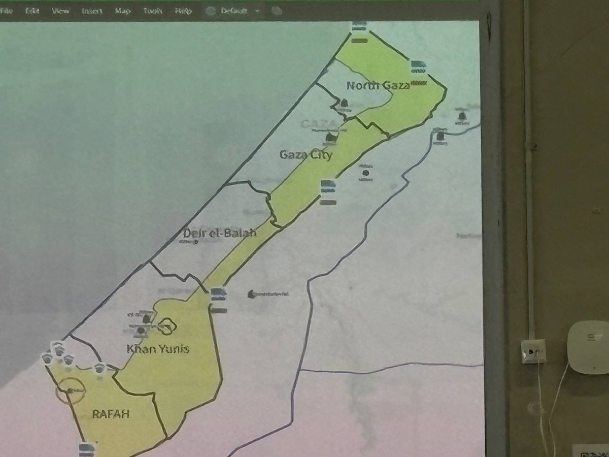MairavZ's tweet image. This is the map of Gaza as projected on wall in new US “ceasefire HQ” in southern Israel. Gaza is split in two, with yellow under Israeli control. This is likely to be the new status quo. Also notice Gaza divided into 5 sections, the old “five finger strategy” to cantonise Gaza