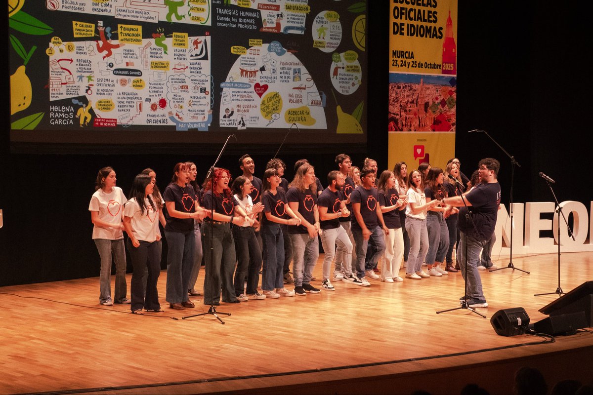 <a href="/IsabelDeOlano/">Isabel de Olano</a> <a href="/educaciongob/">Ministerio de Educación, FP y Deportes</a> Cerramos las charlas con “Al compás de los idiomas” con Jota, de Arde Bogotá, actuación de la Coral Universitaria de Murcia <a href="/culturaum/">Culturaum</a> dirigida por Manu Navarro.

📷 Fotografías gracias a la colaboración de <a href="/Edi_Murcia/">Edi | Escuela Superior de Diseño de Murcia</a>