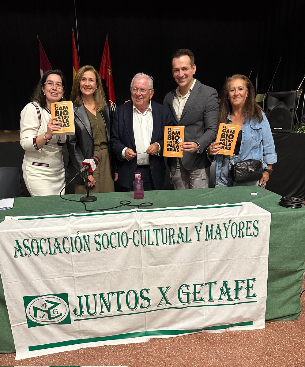 Ayer, más tarde de libros en Getafe con el periodista Fernando Jáuregui, en la presentación de 'El cambio en 100 palabras', en un acto organizado por la asociación Juntos X Getafe.