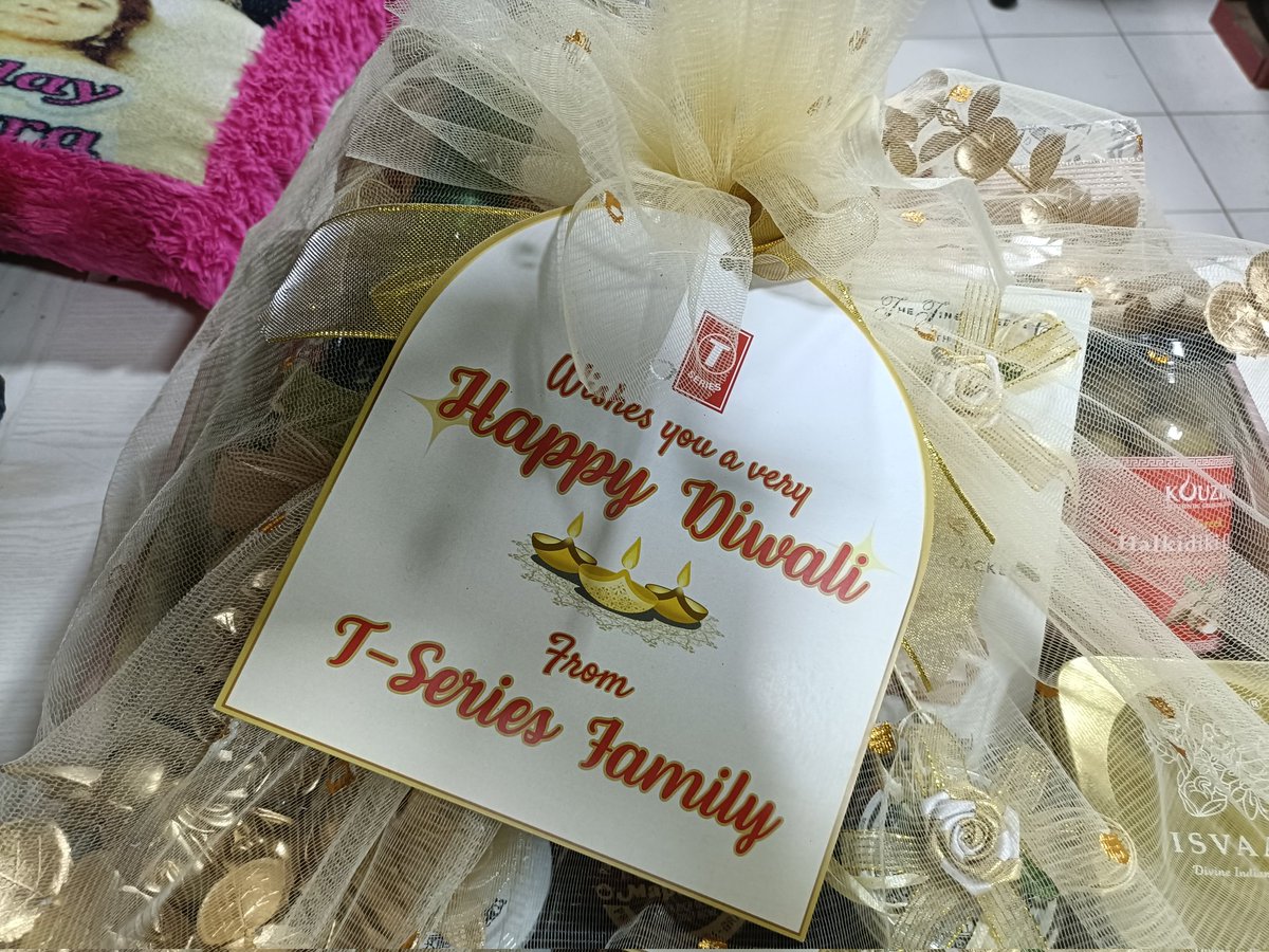 Russel_Olaf's tweet image. Thank you so much, @TSeries, for this amazing #Diwali #GiftHamper, overflowing with all sorts of scrumptious goodies. #HappyDiwali to the entire team.

#DiwaliCelebration #DiwaliVibes