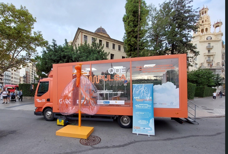GSK_ES's tweet photo. ¡#AireQueImpulsa ha llegado a Valencia! 🚐 💨

Te esperamos hoy en la Plaza Marqués de Sotelo para descubrir cómo cuidar tus pulmones mientras aprendes más sobre tu salud respiratoria. 🫁

Descubre más en: https://t.co/tOWDL6xJHT

#PulmónSanoFuturoSano https://t.co/bMdnfRHe2z