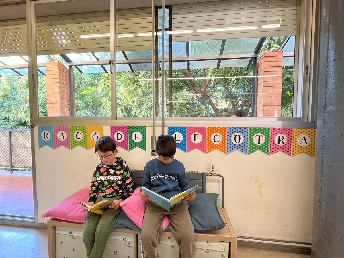 Per començar bé el matí els alumnes de 4t llegim una bona estona, cadascú troba el racó on se sent més còmode per gaudir de la lectura.