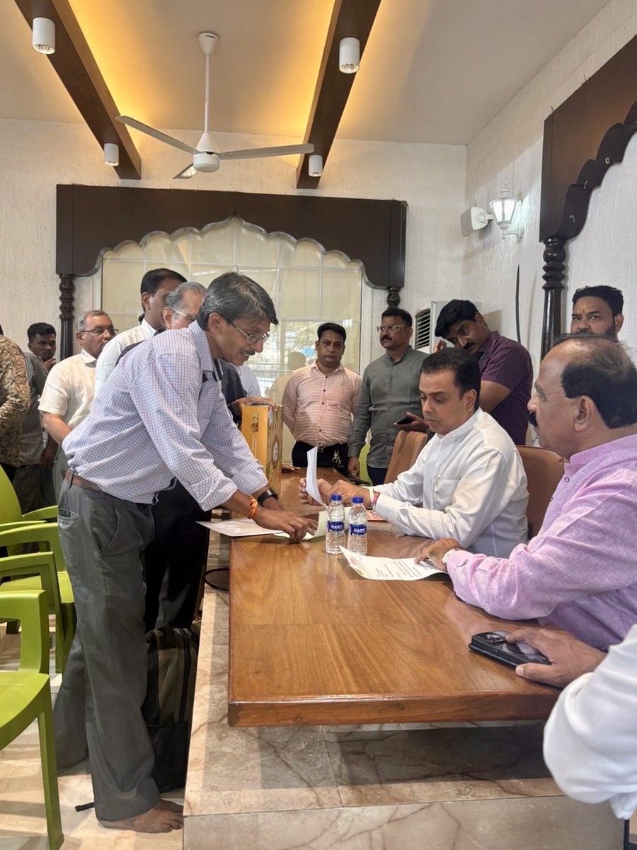 आज बाळासाहेब भवनात मुंबईकरांशी संवाद साधला, त्यांच्या अपेक्षा आणि सूचना ऐकून घेतल्या. माझा नेहमीच प्रयत्न असतो की सामान्य मुंबईकरांना त्यांचा हक्क मिळो आणि यासाठी मी नेहमीच झटत असतो. त्यांच्याशी संवाद साधून मला त्यांच्या समस्या संसदेत मांडता येतात.
<a href="/mieknathshinde/">Eknath Shinde - एकनाथ शिंदे</a>