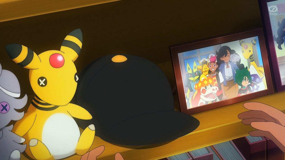 ThePokeRaf's tweet photo. Roy gave Emma his hat! Hence why he doesn’t have it after the time skip  #アニポケ #Anipoke https://t.co/8VSGDI44Bf