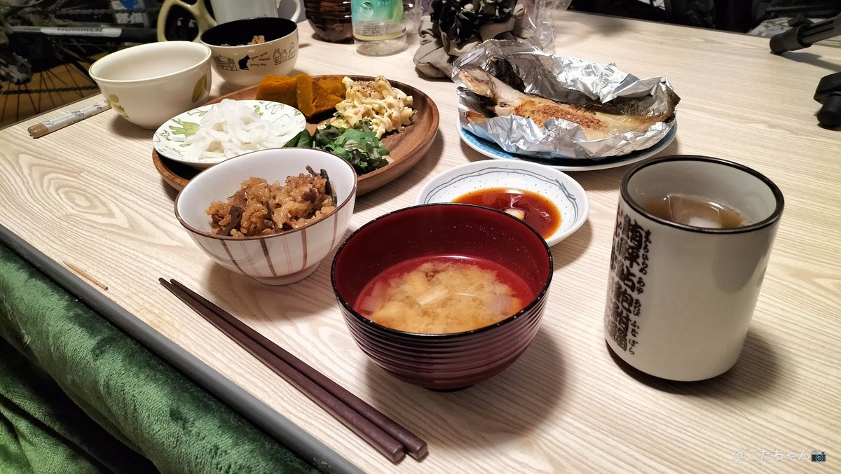 Shyokunin_k's tweet image. 皆さんこんばんは☺

✨今日の手作り夜ご飯
　　お品書き🍚🥢

1⃣五目ごはん
2⃣味噌汁（しいたけ、油揚げ、玉ねぎ、じゃがいも）
3⃣カレイの一夜干
4⃣イカ刺し
5⃣ベビーリーフのサラダ
6⃣かぼちゃの煮付け
7⃣マカロニサラダ

#夜御飯
#夜メシ
#夜食
#夜ごはん
#手作り料理