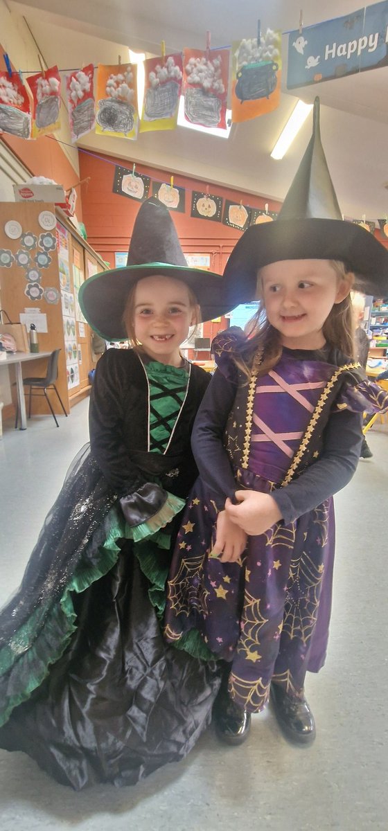 Spooky goings on in our Junior Room this morning. Great costumes from all our boys and girls in Juniors and Seniors #Halloween2025 🎃🧙‍♀️👻🧙‍♀️🎃🧙‍♀️🎃👻