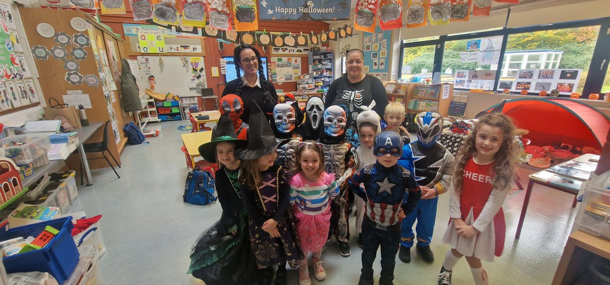 Spooky goings on in our Junior Room this morning. Great costumes from all our boys and girls in Juniors and Seniors #Halloween2025 🎃🧙‍♀️👻🧙‍♀️🎃🧙‍♀️🎃👻