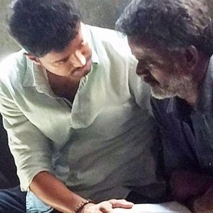OGprasanna's tweet image. 26 நாட்களாக கரூர் சென்று , பாதிக்கப்பட்ட குடும்பங்களுக்கு ஆறுதல் கொடுக்க வேண்டும் என்று தான் காத்திருக்கிறார்.
சந்திக்க தாமதமாகும் என்று வீடியோ கால் மூலம் தொடர்பு கொண்டு பேசினார்.
அவர்களை சந்திக்கும் வரை கட்சி நிகழ்ச்சிகள் இல்லை , தீபாவளி கொண்டாட்டம் இல்லை , எந்தவிதமான அரசியல்…