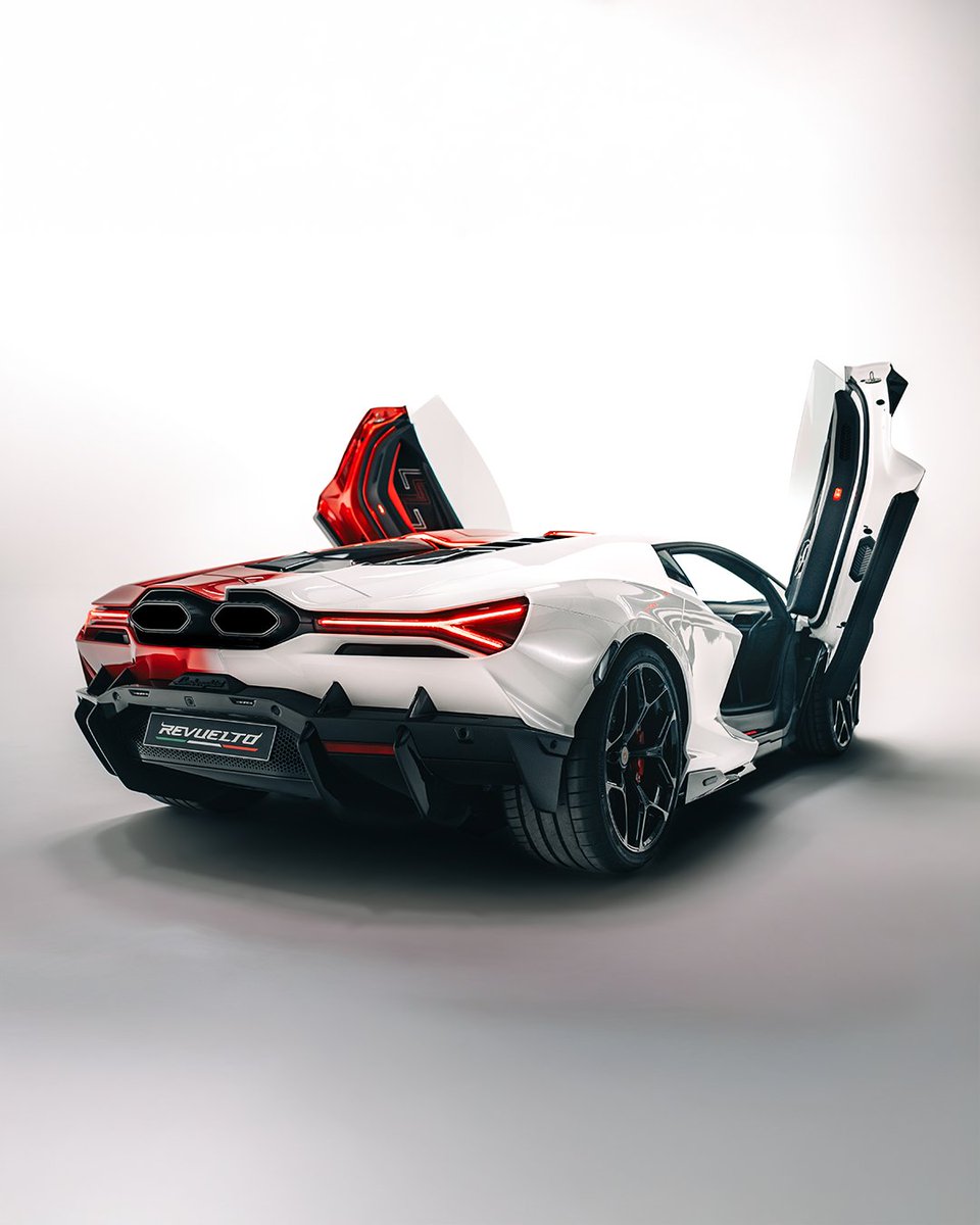 Lamborghini's tweet photo. Lamborghini Revuelto Ad Personam ANIMAE has landed at Lamborghini Day Japan. 🇯🇵
A 1-of-1 statement of color and soul: Bianco Asopo flows into Rosso Khonsu, echoing Japan’s spirit of celebration.
V12 HPEV performance, #AdPersonam perfection.

#Lamborghini #Revuelto #FromNowOn https://t.co/V6Bk6cdHs4