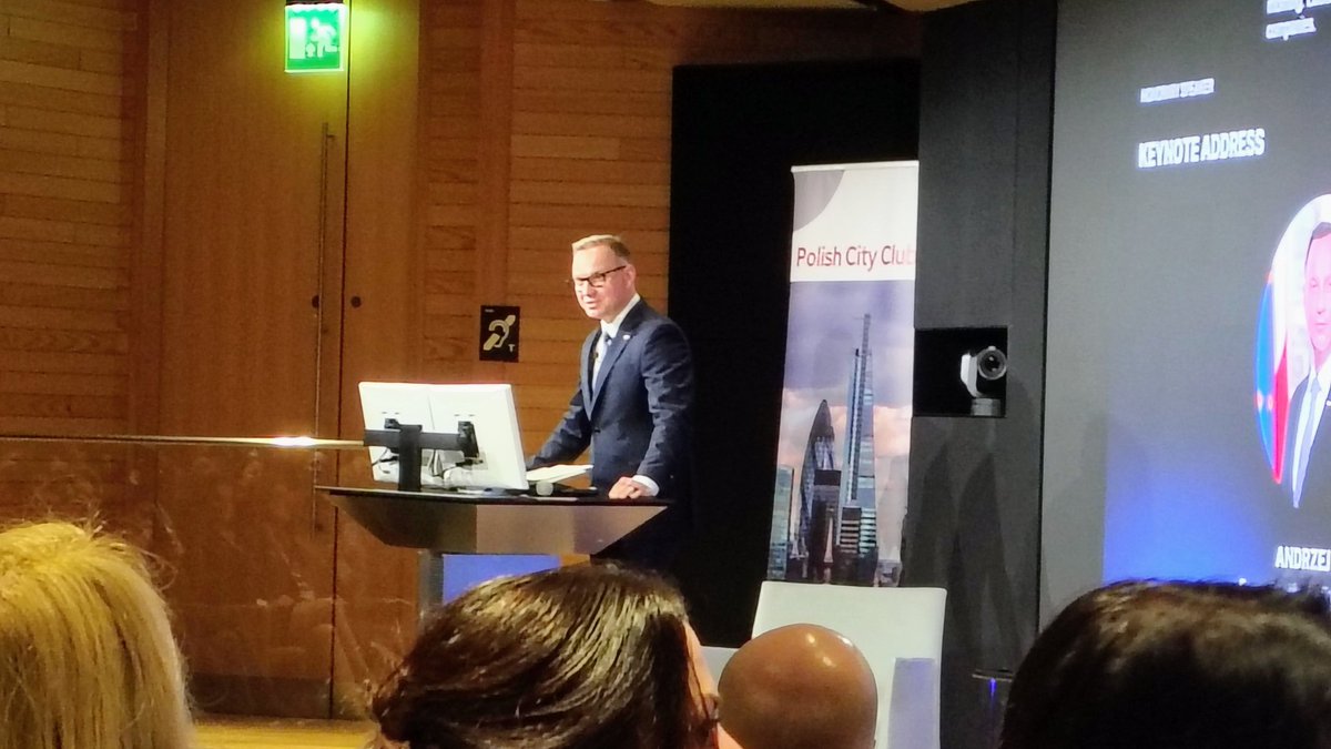 dobroniak's tweet photo. @AndrzejDuda na konferencji @PolishCityClub w londyńskiej siedzibie @BloombergUK przemawia po angielsku z amerykańskim akcentem. 
Tylko tyle chciałem napisać. https://t.co/y720gC1UHw